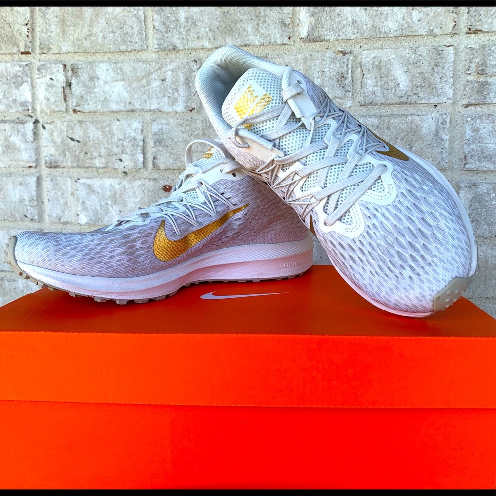 NEW IN BOX WMNS NIKE